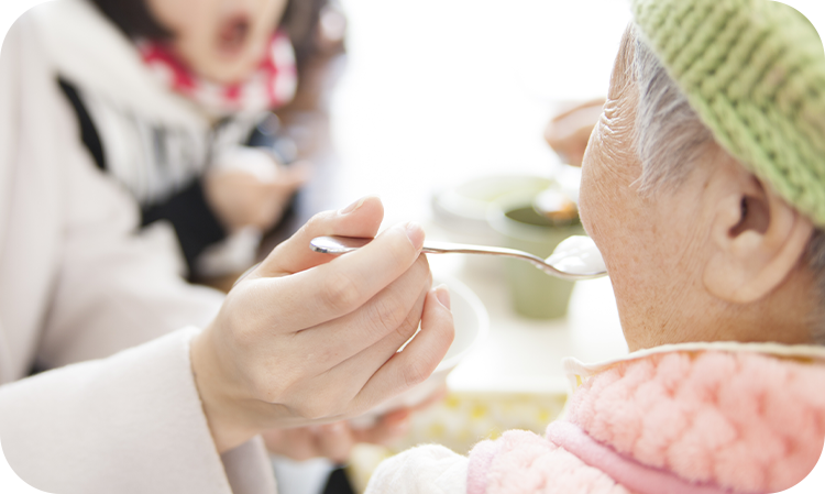 食事をするシニア女性