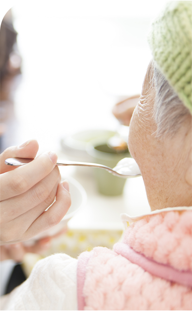 食事をするシニア女性